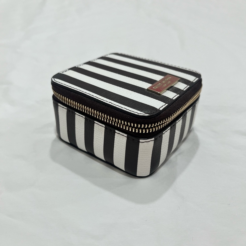 Henri Bendel Centennial Stripe Jewelry case - Picture 4 of 6